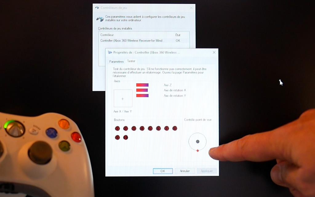 Capture d'écran de l'outil Contrôleur de jeu Windows, onglet Tester des propriétés montrant le bouton BAS du pavé directionnel allumé