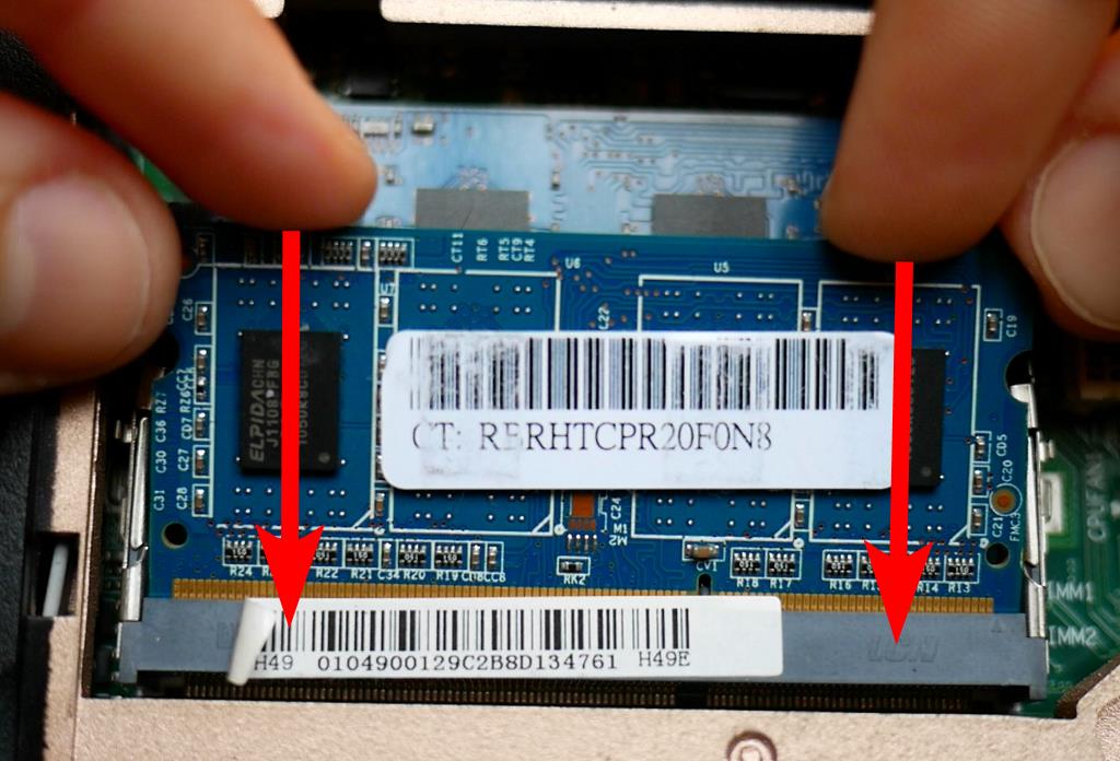 Photo d'une barrette mémoire SO-DIMM en train d'être connectée dans son slot