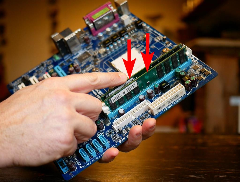 Photo de deux barrettes mémoires DIMM sur la carte mère d'un PC fixe