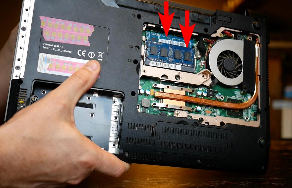 Photo de deux barrettes mémoires SO-DIMM sur la carte mère d'un PC portable