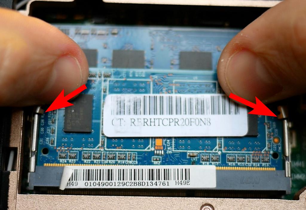 Photo d'une barrette mémoire SO-DIMM verrouillée dans son slot