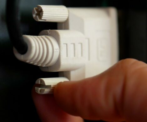 Photo du dévissage d'un connecteur DVI