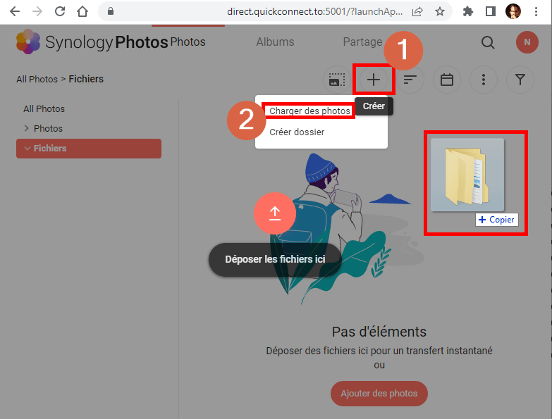 Capture d'écran de l'application web Synology Photos montrant le bouton "Créer" et l'option "Charger des photos", ainsi qu'un dossier en cours de glisser-déposer