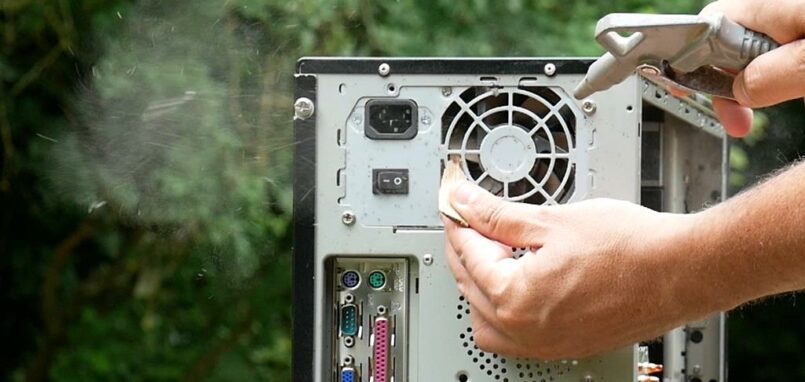 Photo d'un petit bout de vois qui maintient le ventilateur de l'alimentation pendant le soufflage